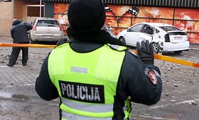 Vilniuje vėjas i&scaron;griovė gabalą namo sienos 