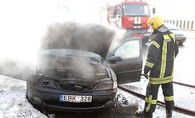 Judrioje Vilniaus gatvėje sudegė automobilis 