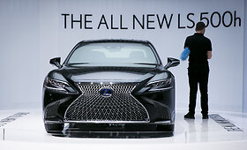 Naujas &bdquo;Lexus LS 500 h&ldquo; modelis buvo pristatytas 2017-ųjų Ženevos automobilių parodoje