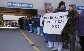Vilniaus ligoninę Antakalnyje darbuotojai apsupo gyvu žiedu