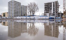 &bdquo;Korių&ldquo; statytojai aptvėrė statybvietę valstybinės žemės sąskaita