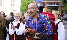 Vilniaus senamiesčio gatves &scaron;turmavo Jurgio Dižiulio ir &bdquo;Ave Vita&ldquo; muzikinis paradas