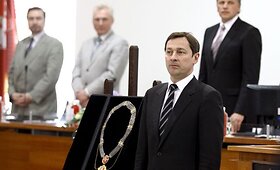 Dvi savaites jau dirbančiam merui Artūrui Zuokui įteiktos mero regalijos
