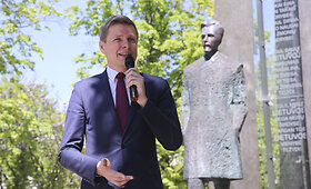 Remigijus &Scaron;ima&scaron;ius atidengė paminklą, skirtą Vyriausybės neveiklumui mažinant mokesčių na&scaron;tą Lietuvoje