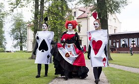 Narvydi&scaron;kių dvare &ndash; vakarienė &bdquo;Alisa stebuklų &scaron;alyje by &bdquo;Sugamour&ldquo;