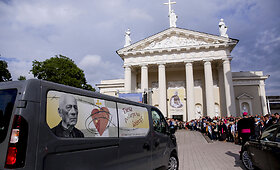 Į Vilnių atvežtas ir i&scaron;kilmingai sutiktas Teofiliaus Matulionio sarkofagas