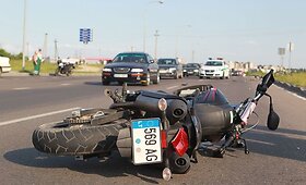 Motociklas Vilniuje partrenkė dviratininką, du žmonės sužaloti