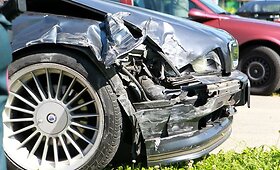 Vilniaus pakra&scaron;tyje susidūrė BMW ir &bdquo;Renault&ldquo;, nukentėjo žmogus