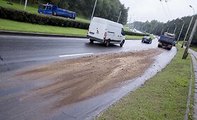 Vilniaus T.Narbuto gatvėje sunkvežimis i&scaron;barstė krovinį