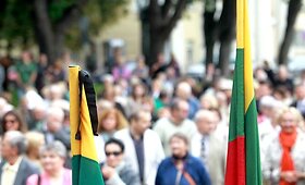Prie prezidentūros paminėtos penktosios V.Pociūno žūties metinės