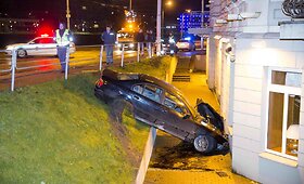 BMW avarija Vilniuje: nulėkė nuo kelio ir rėžėsi į vie&scaron;bučio sieną