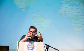 Vilniaus Jono Basanavičiaus progimnazijos ir Vilniaus Jono Basanavičiaus gimnazijos moksleiviai bandė susisiekti su TKS astronautais