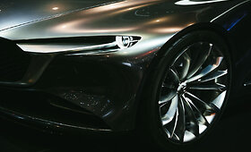 &bdquo;Mazda Vision&ldquo; kupė Ženevoje laimėjo gražuolių konkursą