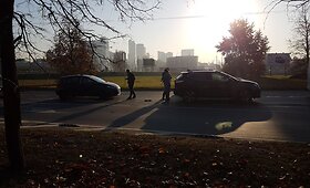 Smulki &bdquo;Renault&ldquo; ir &bdquo;Ford&ldquo; avarija sujaukė eismą transporto žiede