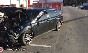 Maksimi&scaron;kių gatvėje įvykusios &bdquo;Subaru&ldquo; avarijos padariniai