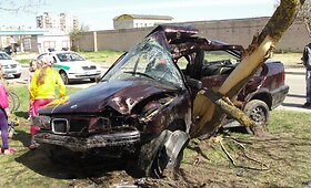BMW avarija prie daugiabučio Tel&scaron;iuose