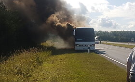 Prie Karklės sudegęs autobusas: liko tik griaučiai