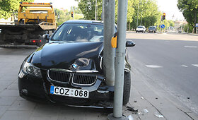 Tarp stulpų įsispraudęs BMW