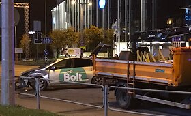Netoli Vilniaus centro &ndash; rimta naktinė avarija: nuverstas ir &scaron;viesoforas