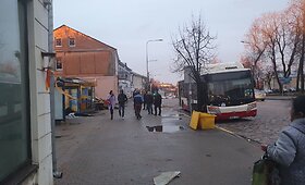 Vėtros padariniai Ukmergėje: žuvo moteris, apgadinta stotelė ir autobusas
