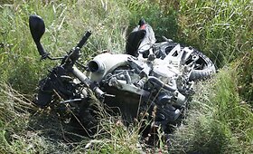 Po smūgio į visureigį motociklas subyrėjo