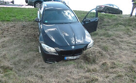 Galingas &bdquo;BMW 535D&ldquo; po gaudynių atsidūrė pakelėje