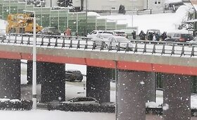 Penkių automobilių avarija ant slidaus sostinės viaduko