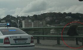 &bdquo;Porsche&ldquo; avarija Kaune ant tilto 