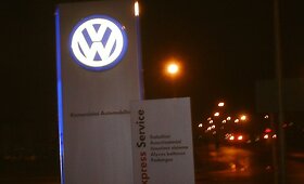Naktį į &bdquo;Volkswagen&ldquo; centro aik&scaron;telę įlėkė &bdquo;Audi&ldquo;
