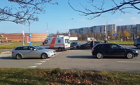 Avaringa vieta sostinės Ukmergės g.: &scaron;įkart susidūrė &bdquo;Audi&ldquo; ir &bdquo;Opel&ldquo;
