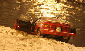  &bdquo;Toyota Celica&ldquo; Vilniuje nuslydo į upę
