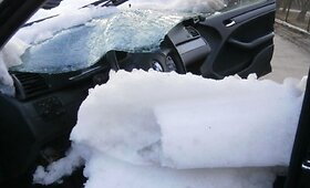 Nuo&scaron;liaužos suniokotas BMW