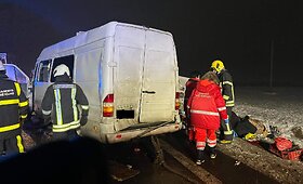 Tragi&scaron;ka avarija: latvių mikroautobusas Kelmės rajone rėžėsi į vilkiką