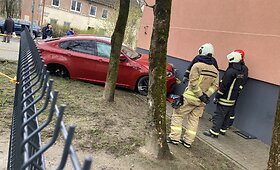 Klaipėdoje į daugiabučio sieną rėžėsi BMW