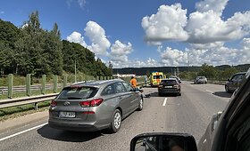 Motociklininkės avarija sostinės Gariūnų gatvėje