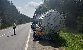 Skystų taukų cisternos avarija kelyje ties Rūdninkais