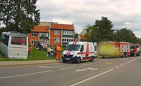 Į avariją pateko autobusas, kuriuo keliavo 21 nepilnametis