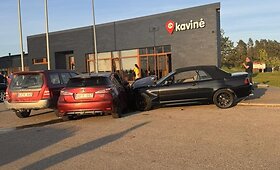Ekstremali avarija Alytuje: automobilis rėžėsi į kavinės pastatą