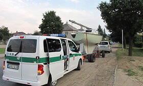 Tel&scaron;i&scaron;kis vežė jachtą neregistruotoje priekaboje