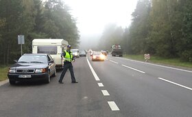 Policija &bdquo;Renault Espace&ldquo; paliko be numerių