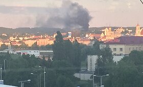 Vilniečius i&scaron;gąsdino juodų dūmų uždanga