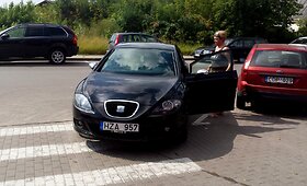 &bdquo;Seat&ldquo; su numerio rėmeliu &bdquo;Россия&ldquo; ir Lietuvos policijos liemene salone