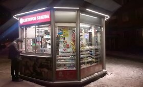 Kiau&scaron;iniais apmėtytas kioskas Vilniuje