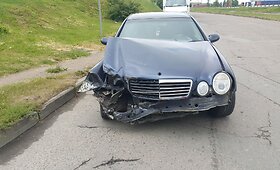 Klaipėdoje &bdquo;Mercedes&ldquo; automobilis rėžėsi į sunkvežimį