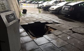 &Scaron;aligatvio  įgriuva A.Go&scaron;tauto gatvėje