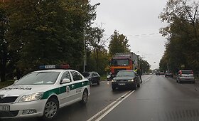 &Scaron;eimyni&scaron;kių g. Vilniuje sunkvežimis trenkėsi į &bdquo;Audi&ldquo; galą