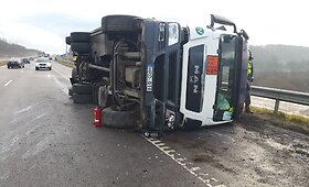 Benzinvežio avarija slidžiame greitkelyje Klaipėda&ndash;Kaunas
