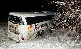 Alytaus rajone nuo kelio nuvažiavo keleivinis autobusas