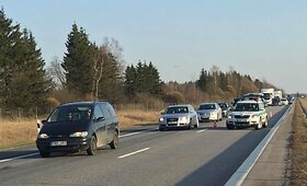 Sunkvežimio ir &bdquo;Volvo&ldquo; avarijos greitkelyje padariniai