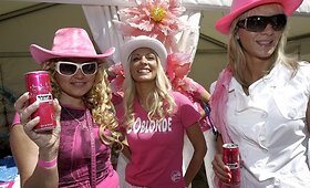 Rygoje blondinės surengė paradą